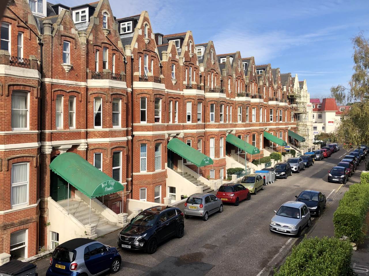*ONE BEDROOM FIRST FLOOR FLAT* 400 YDS TO WEST CLIFF AND BEACHES* POPULAR BUY TO LET CHARACTER BUILDING* LIVING ROOM WITH BAY WINDOW* 92 YEAR LEASE REMAINING*